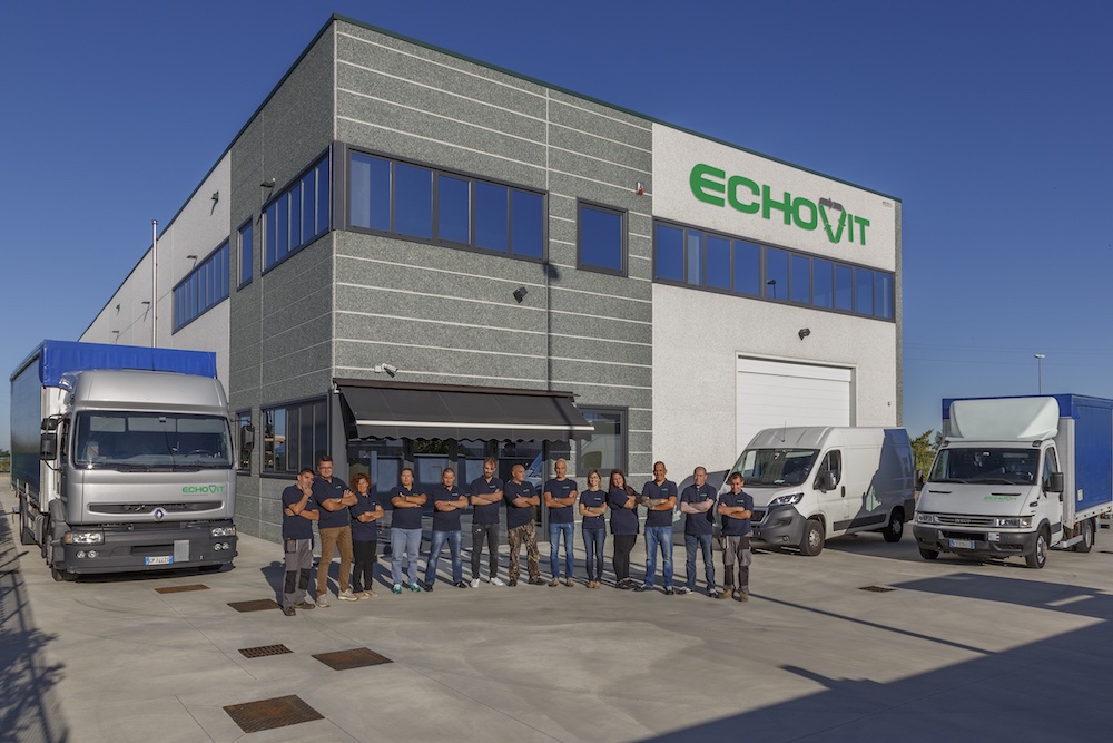 Nella foto, il team di Echovit davanti alla sede